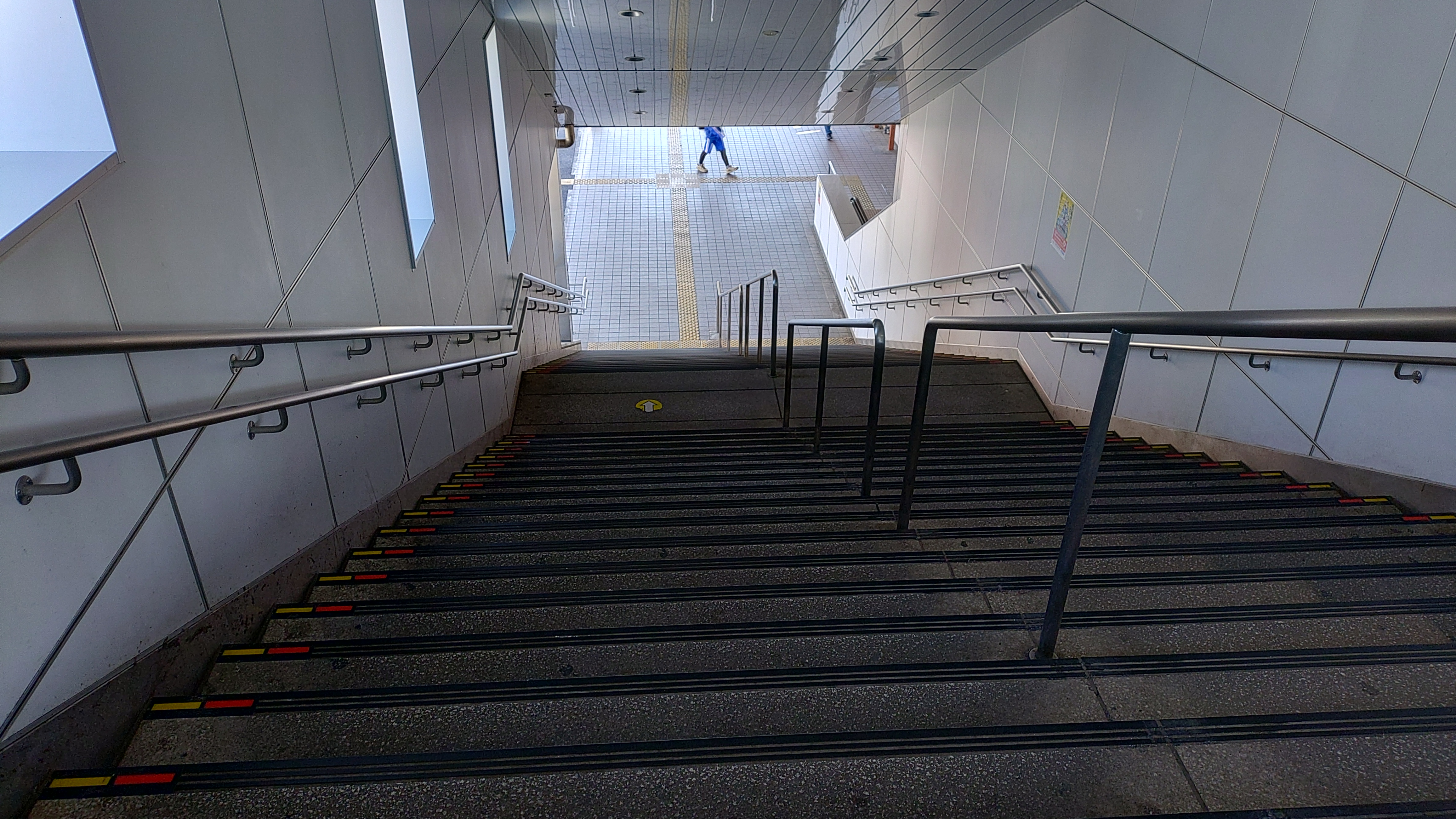 桶川駅東口の階段