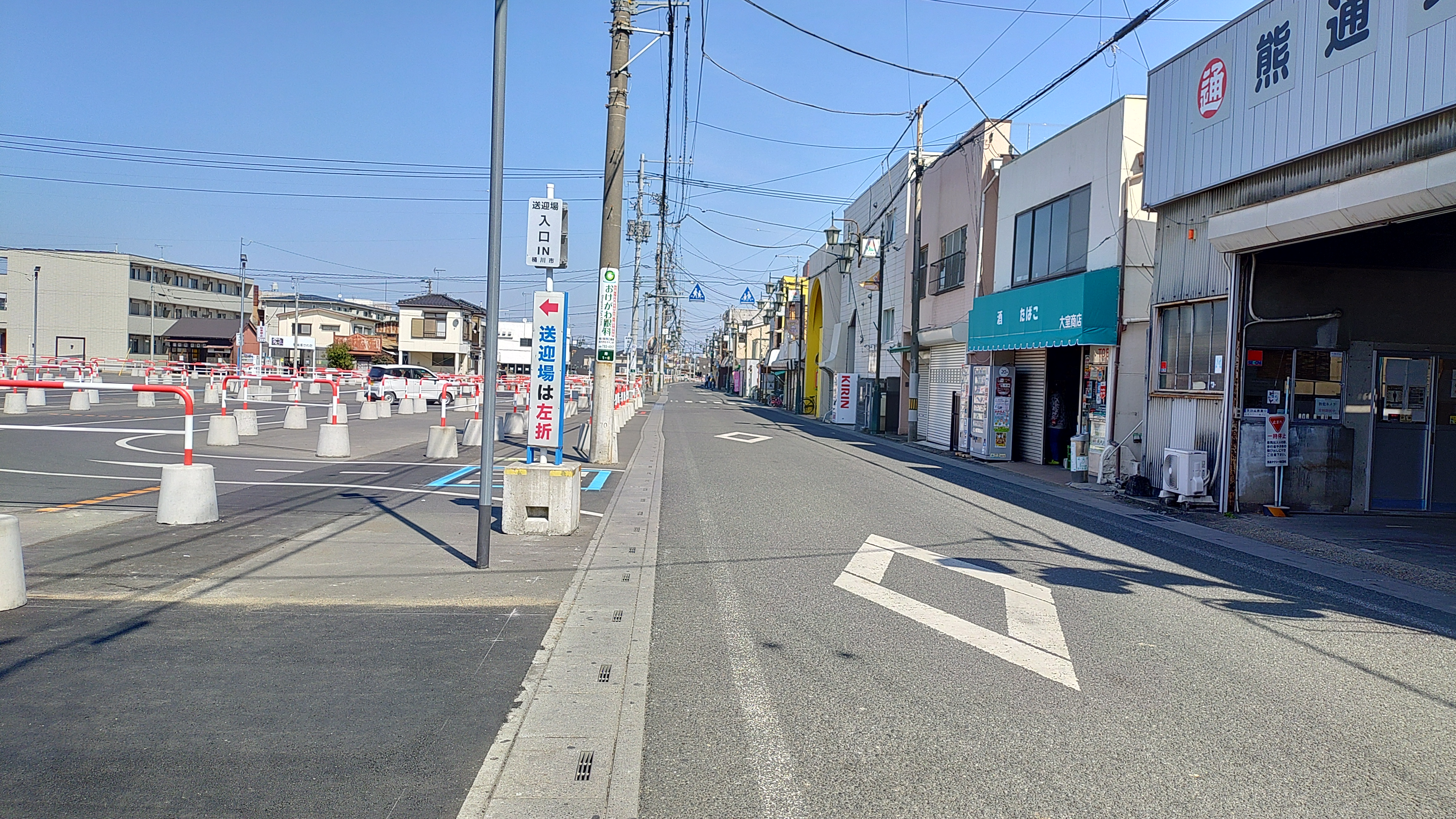 日高屋を背にまっすぐ